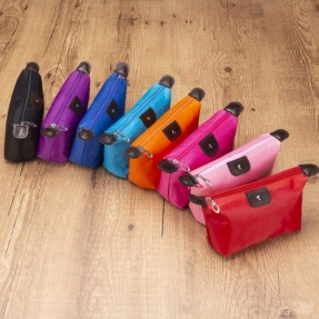 Necessaire de Nylon com Detalhes em Couro Sintético Personalizada